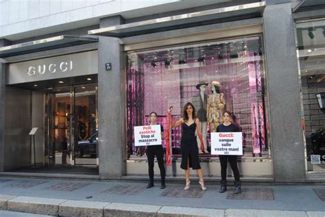 ragazze belle a roma davanti al negozio gucci|gucci italy.